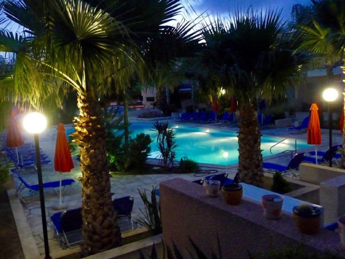 Aurora Townhouse - Complimentary Paphos Airport Transport Villa Buitenkant foto