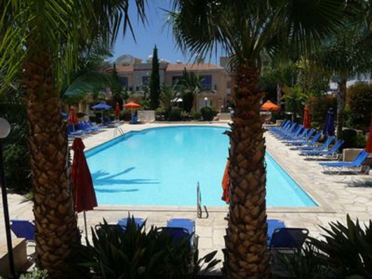 Aurora Townhouse - Complimentary Paphos Airport Transport Villa Buitenkant foto